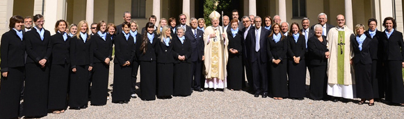 il cardinale Scola con la Schola Cantorum