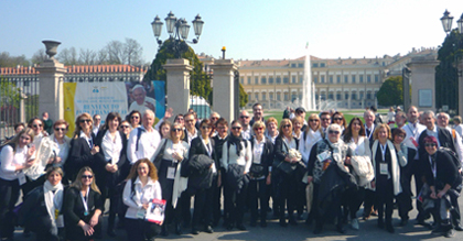 La Schola Cantorum a Monza davanti alla Villa Reale